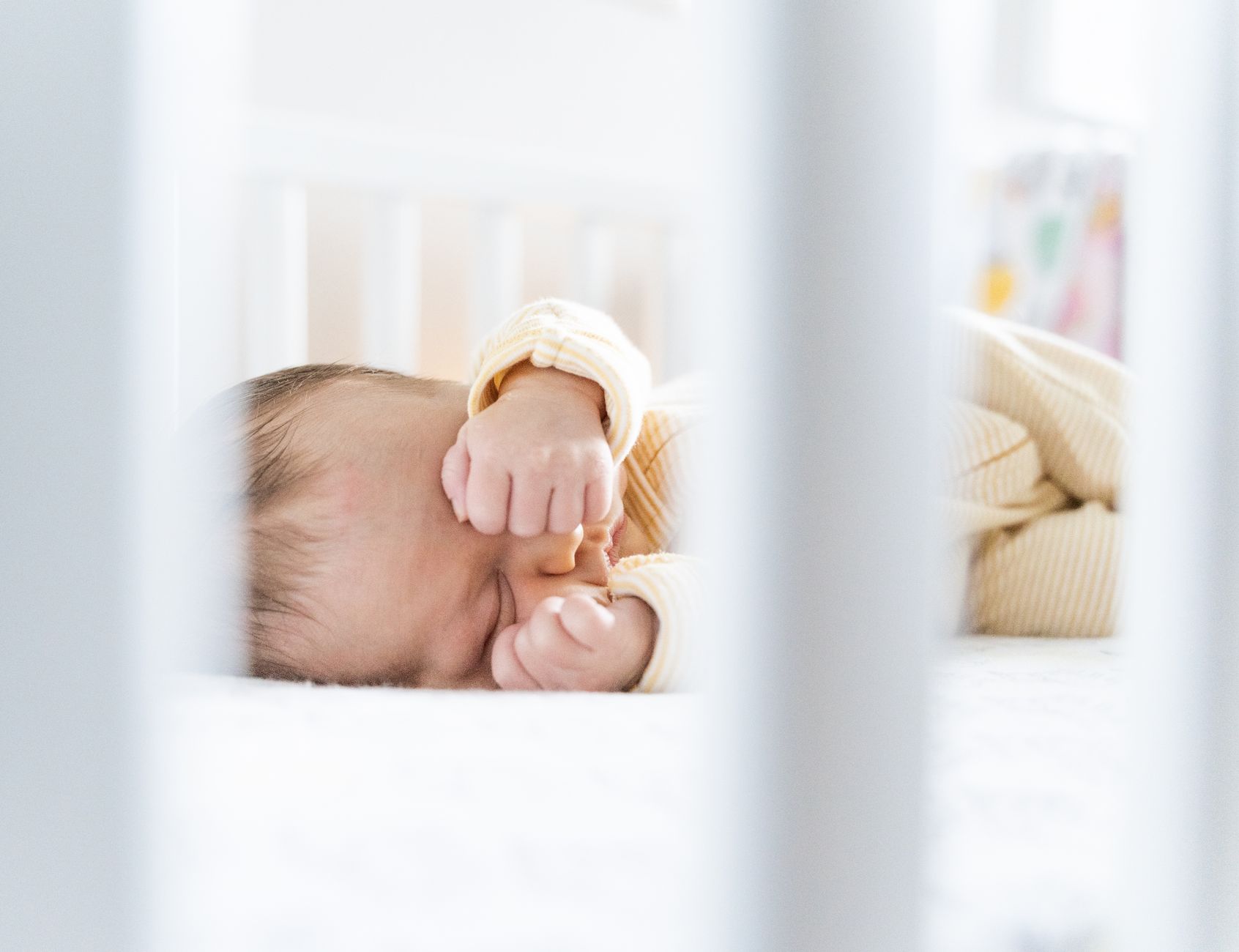 ベビーベッドで穏やかに眠る赤ちゃん