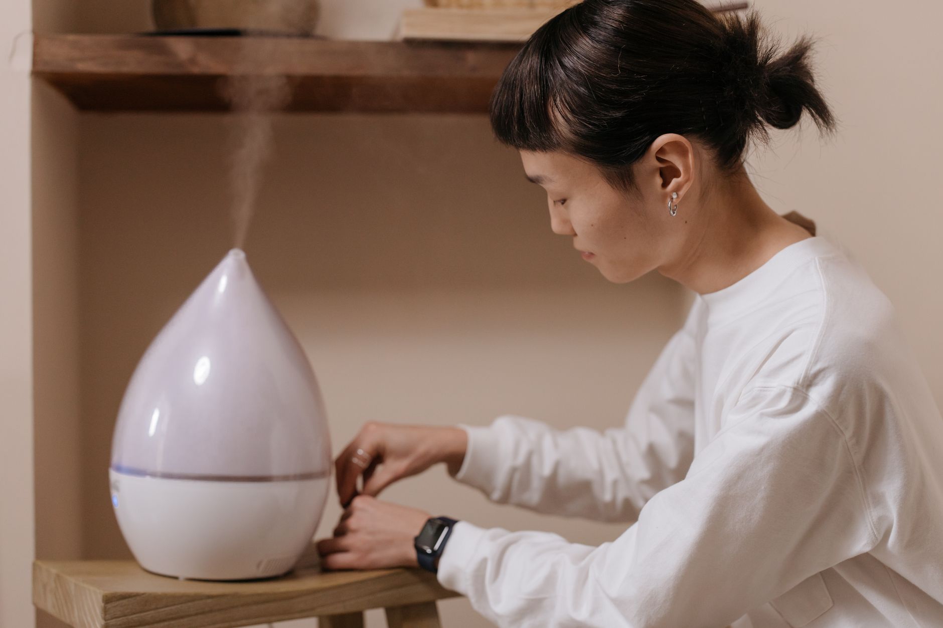 加湿器から立ちのぼるミストと女性