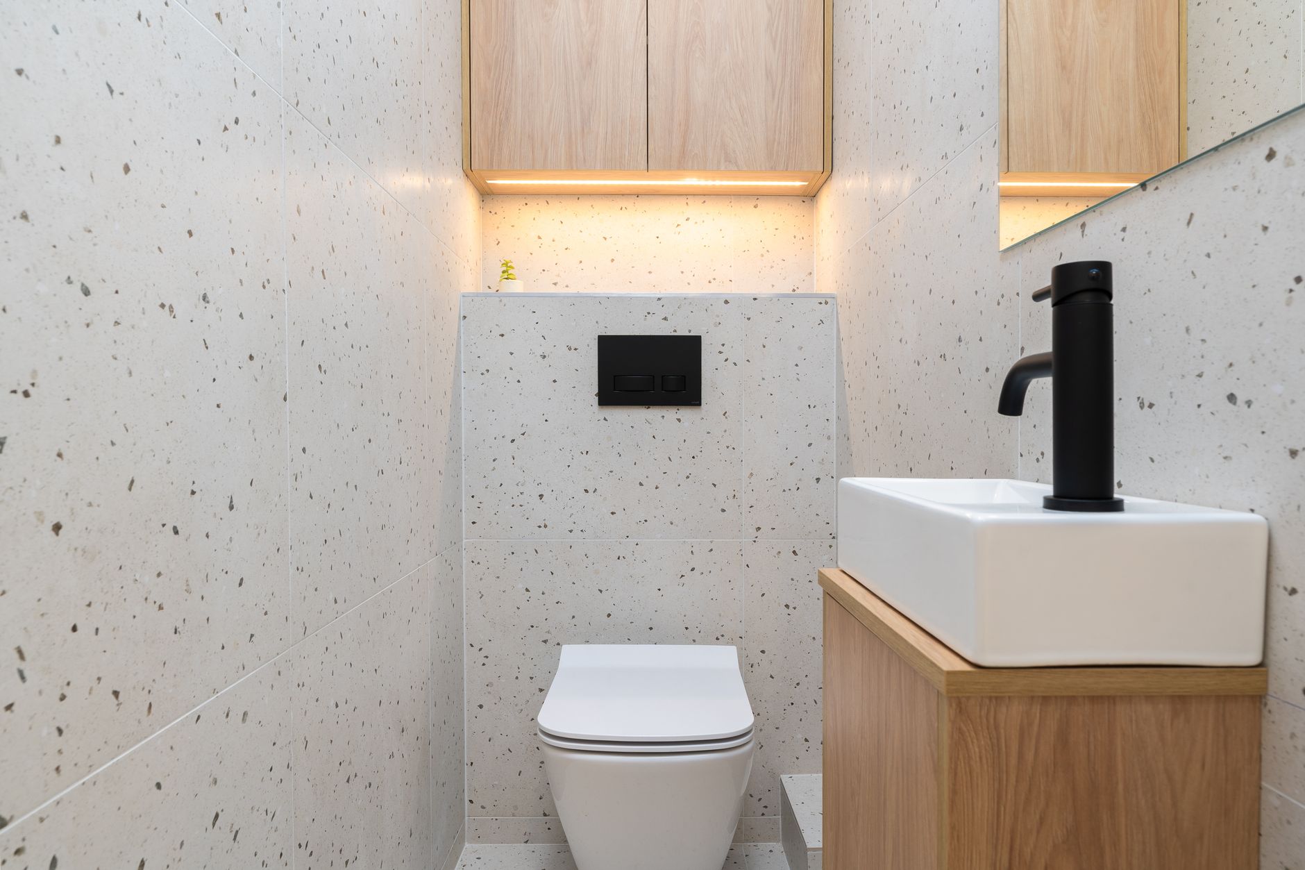 清潔に整えられた約1畳のコンパクトなトイレ空間