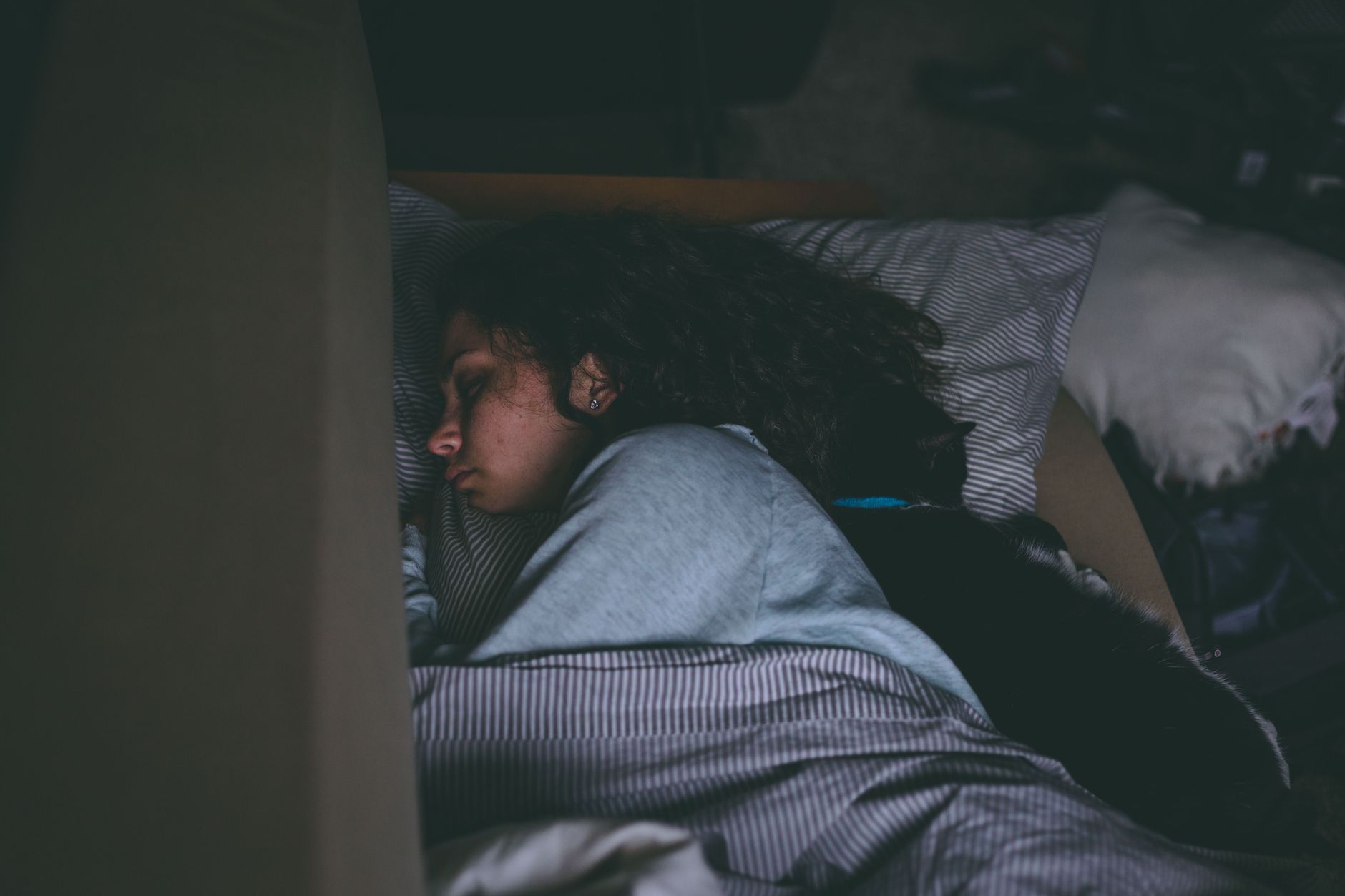 暗くした寝室で眠っているようす