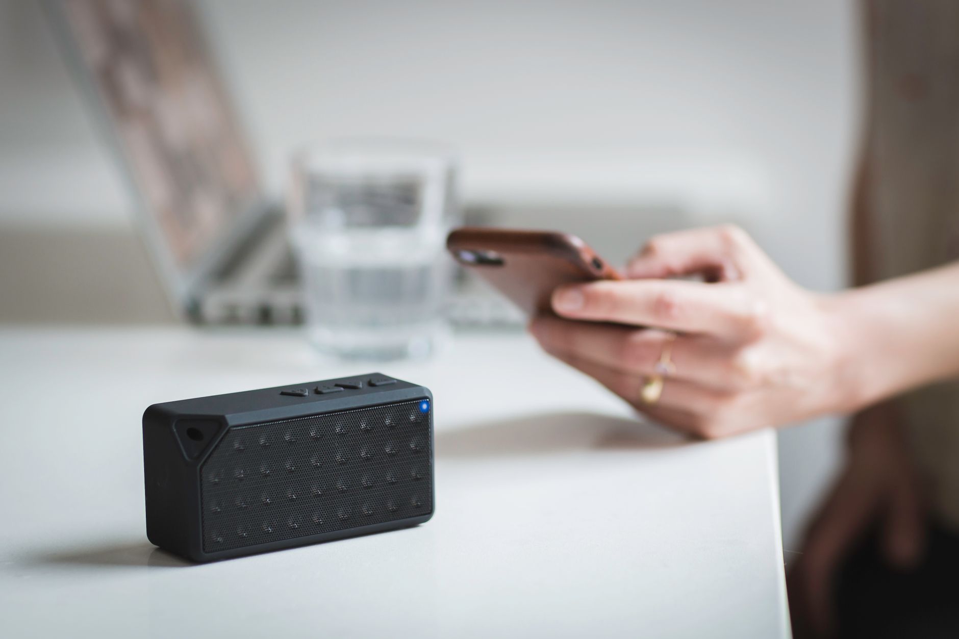 机の上のBluetoothスピーカーとスマートフォン