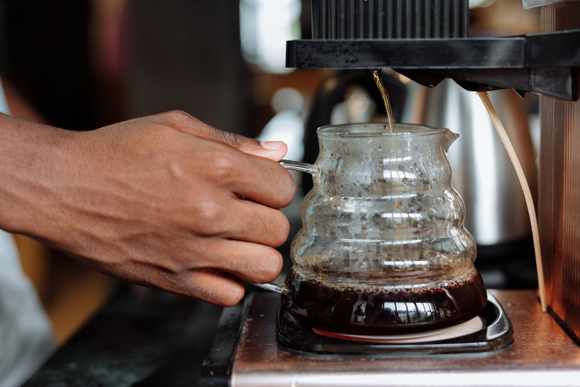 コーヒーメーカーからガラスサーバーへ抽出されるコーヒー