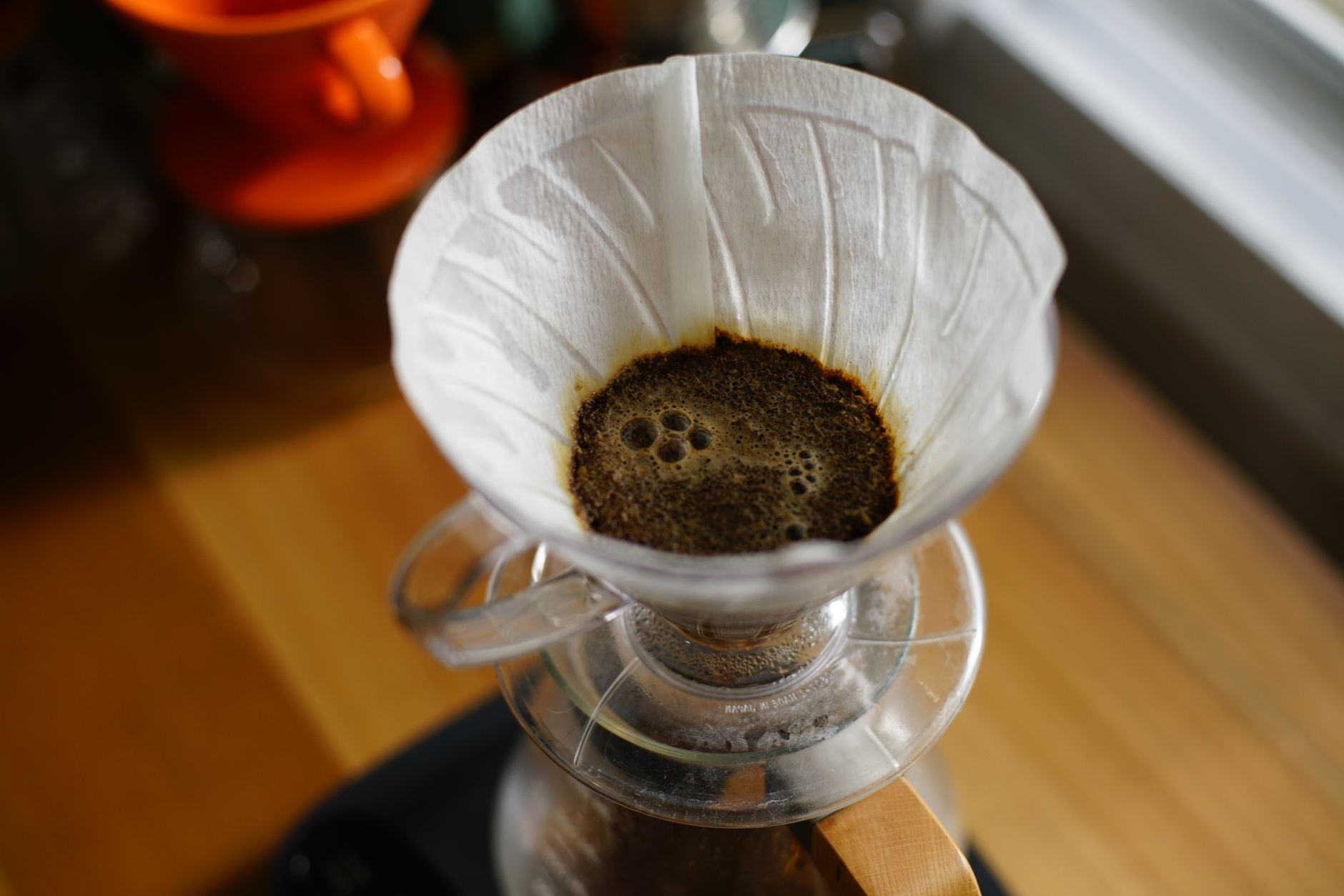 紙のこし紙にコーヒーの粉を入れて抽出しているところ