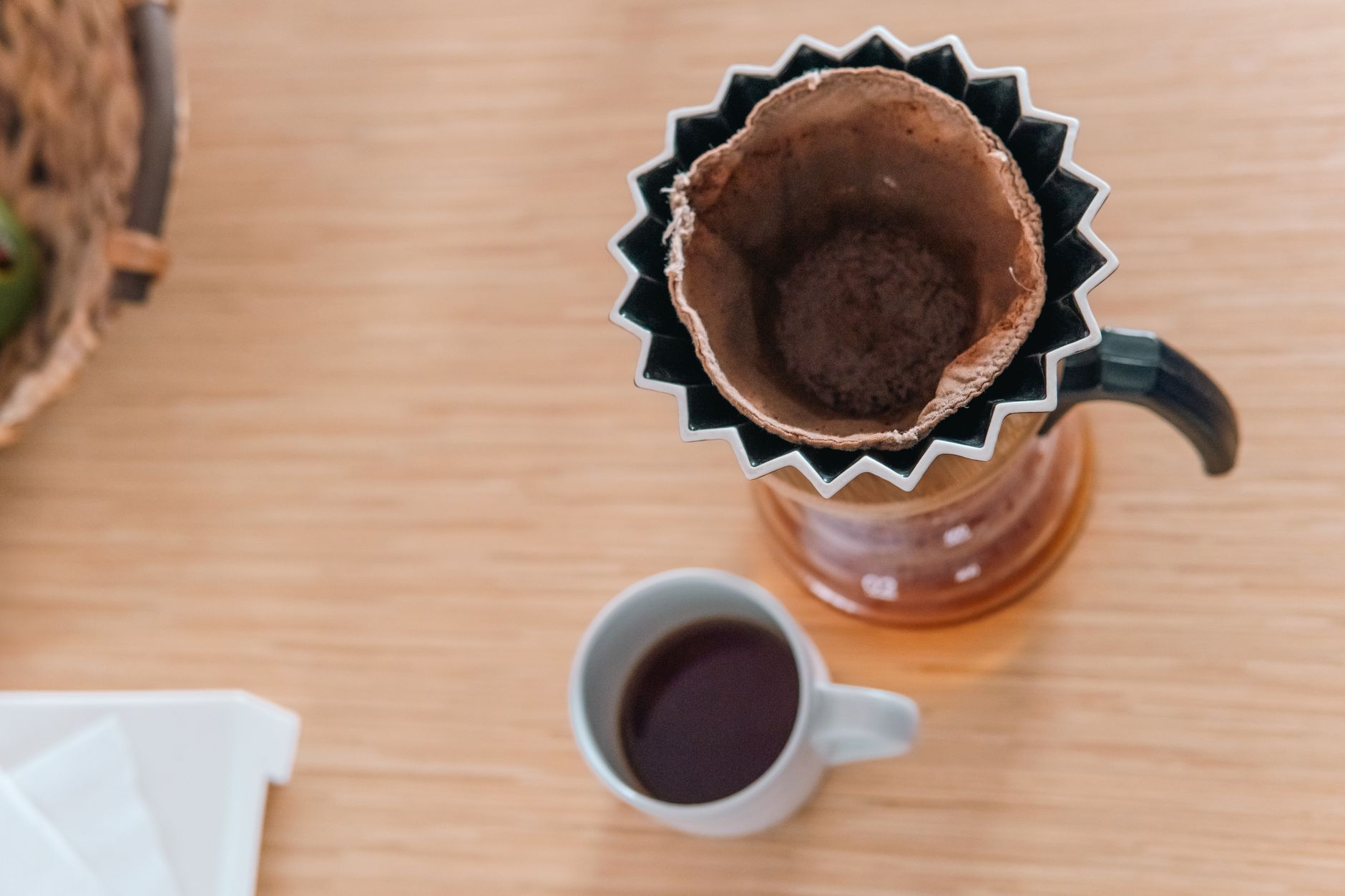 ドリッパーとこし紙で淹れたコーヒーとマグカップ