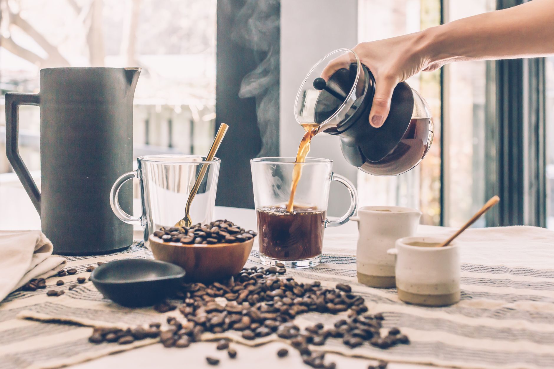 コーヒー豆とガラスサーバーから注がれるコーヒー