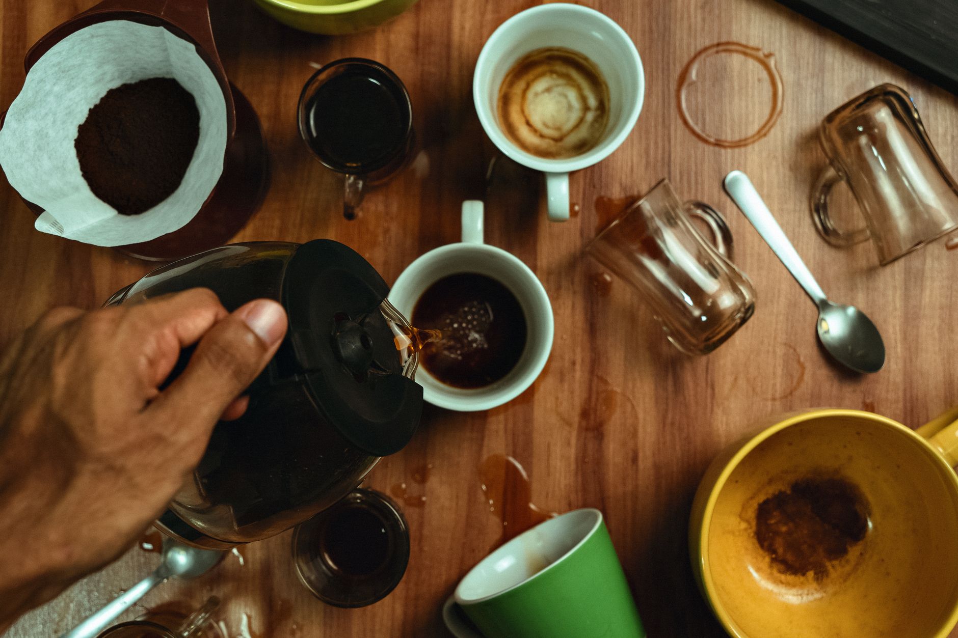 コーヒーを淹れたあとのカップと粉の入ったこし紙が並ぶテーブル