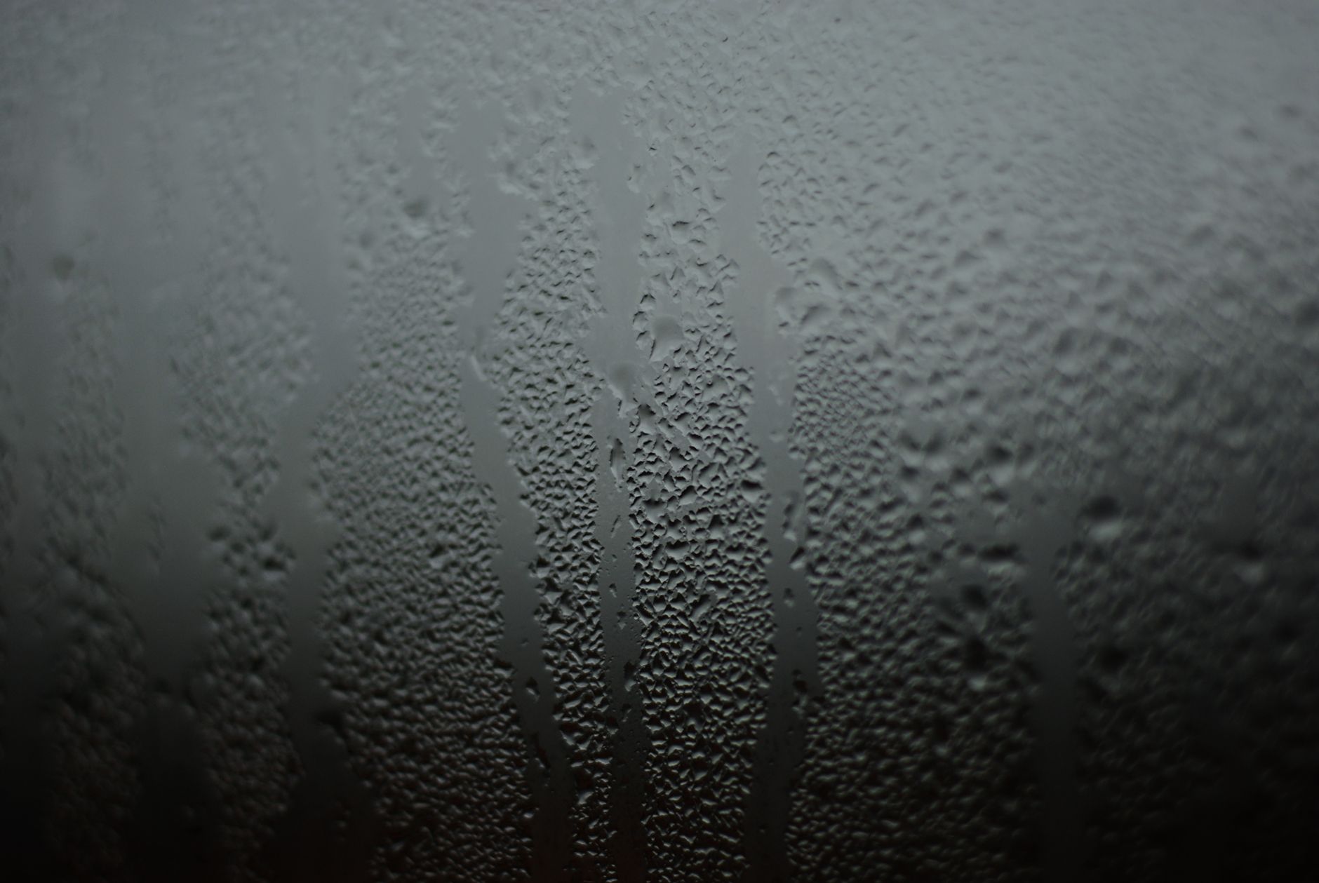 冷えた面にびっしり付いた結露の水滴。スポットクーラー内部でも同じように結露水が発生する