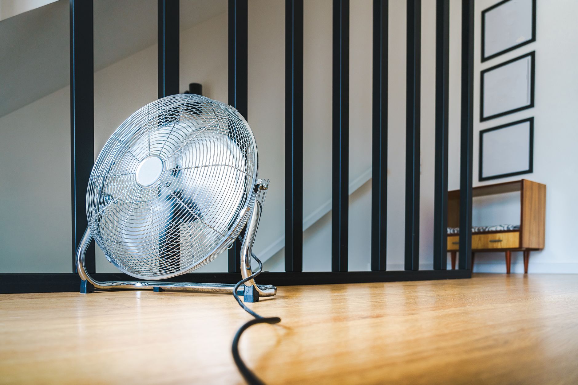 フローリングに置かれた扇風機と電源コード｜結露水が本体や電源まわりに垂れない置き方が大切