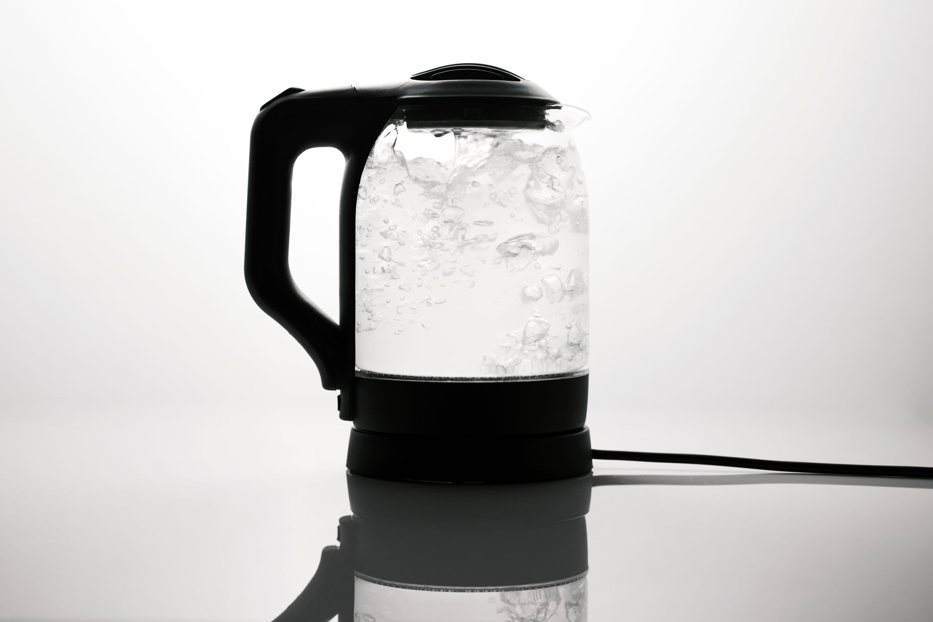 湯が沸いているガラス製の電気ケトル