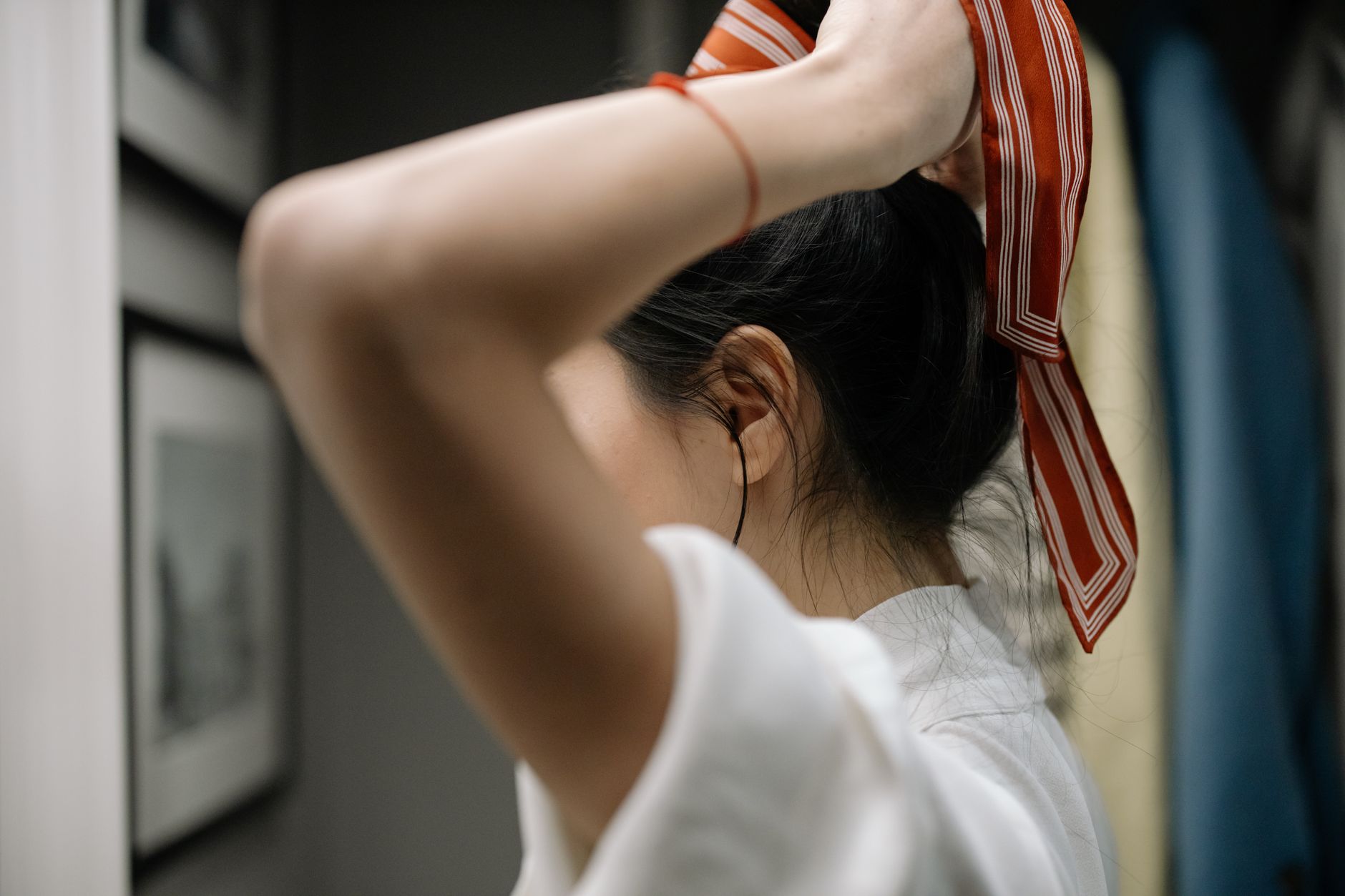 髪をまとめて首の後ろを出している女性の後ろ姿