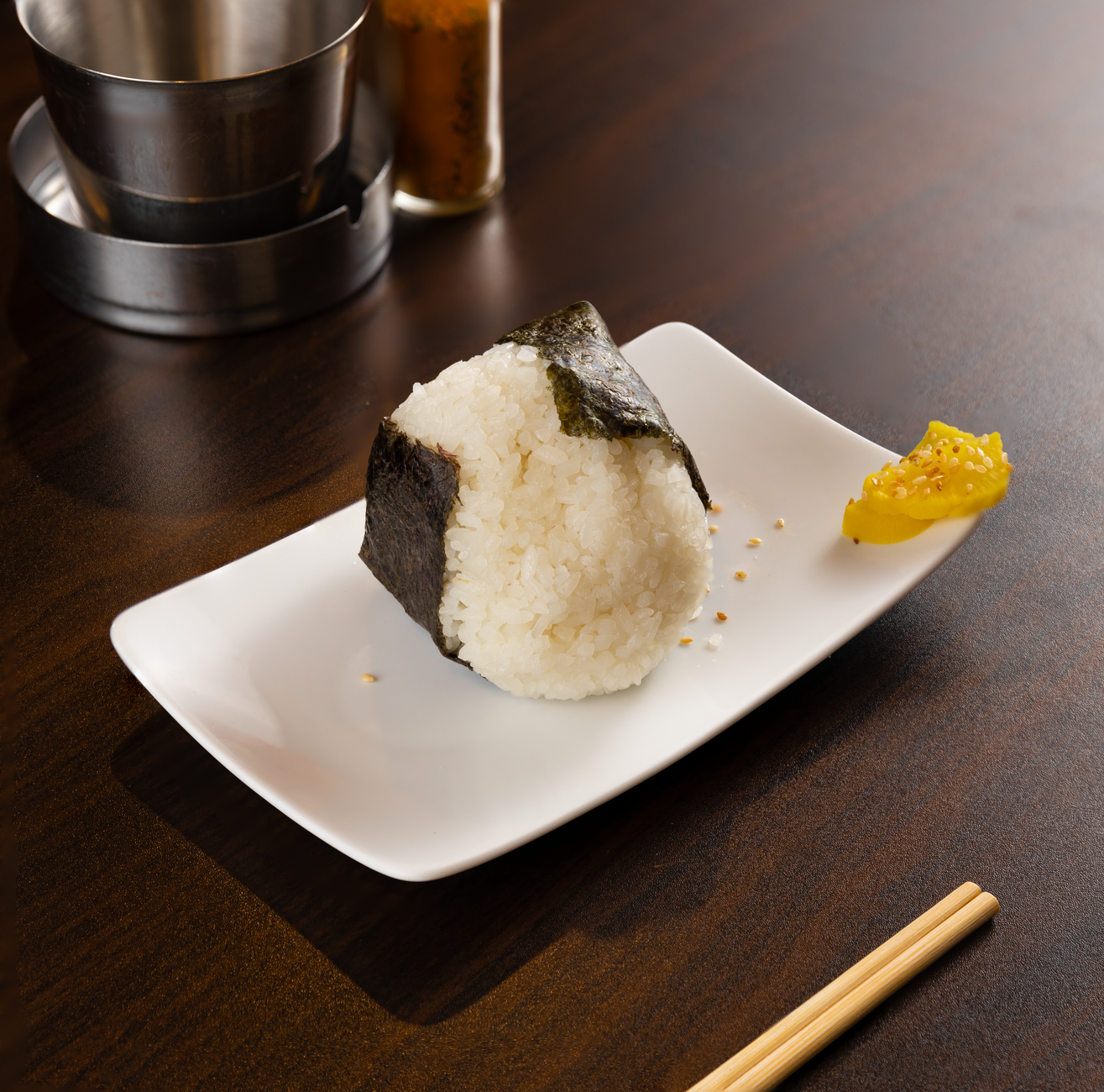 白い皿にのせたおにぎり
