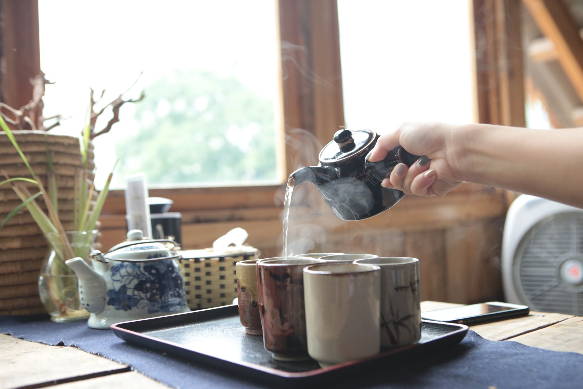 湯を注いで湯呑みにお茶を淹れている様子