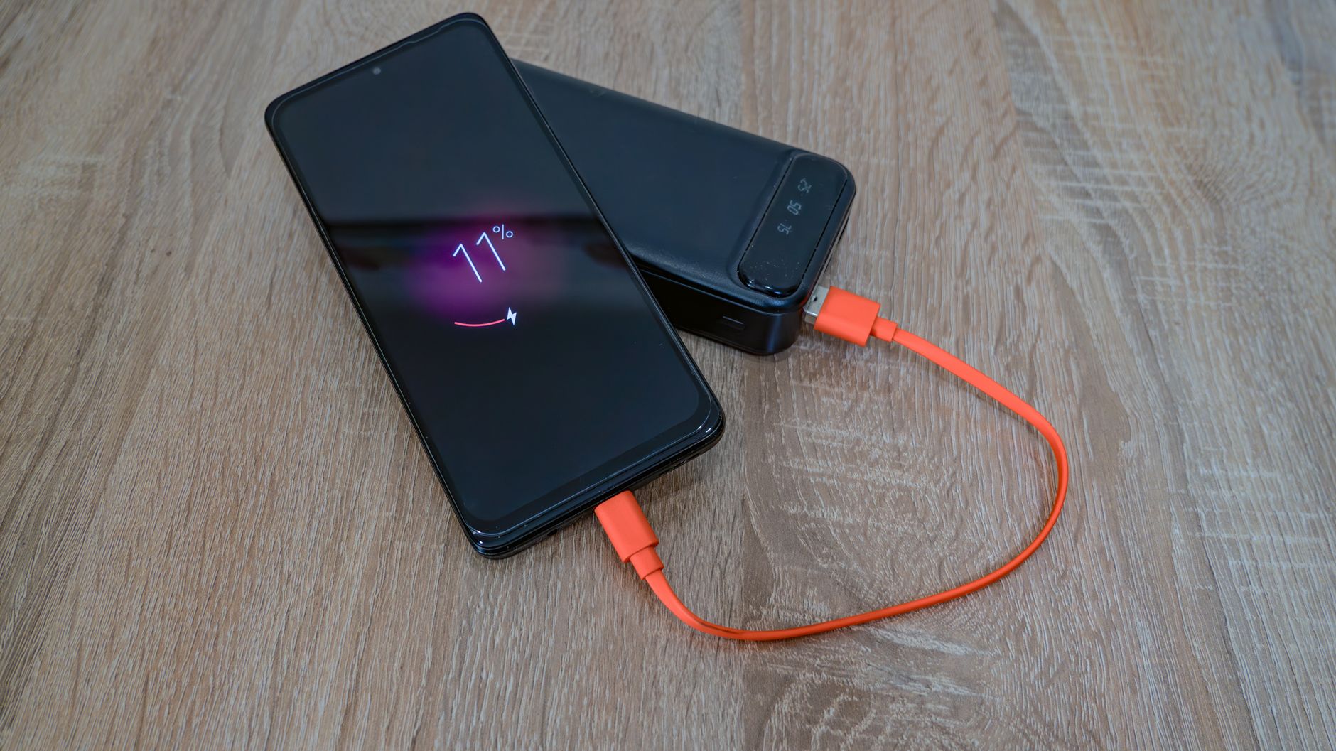 モバイルバッテリーとUSBケーブルで充電している様子(充電時間の目安とパススルー給電の注意点)