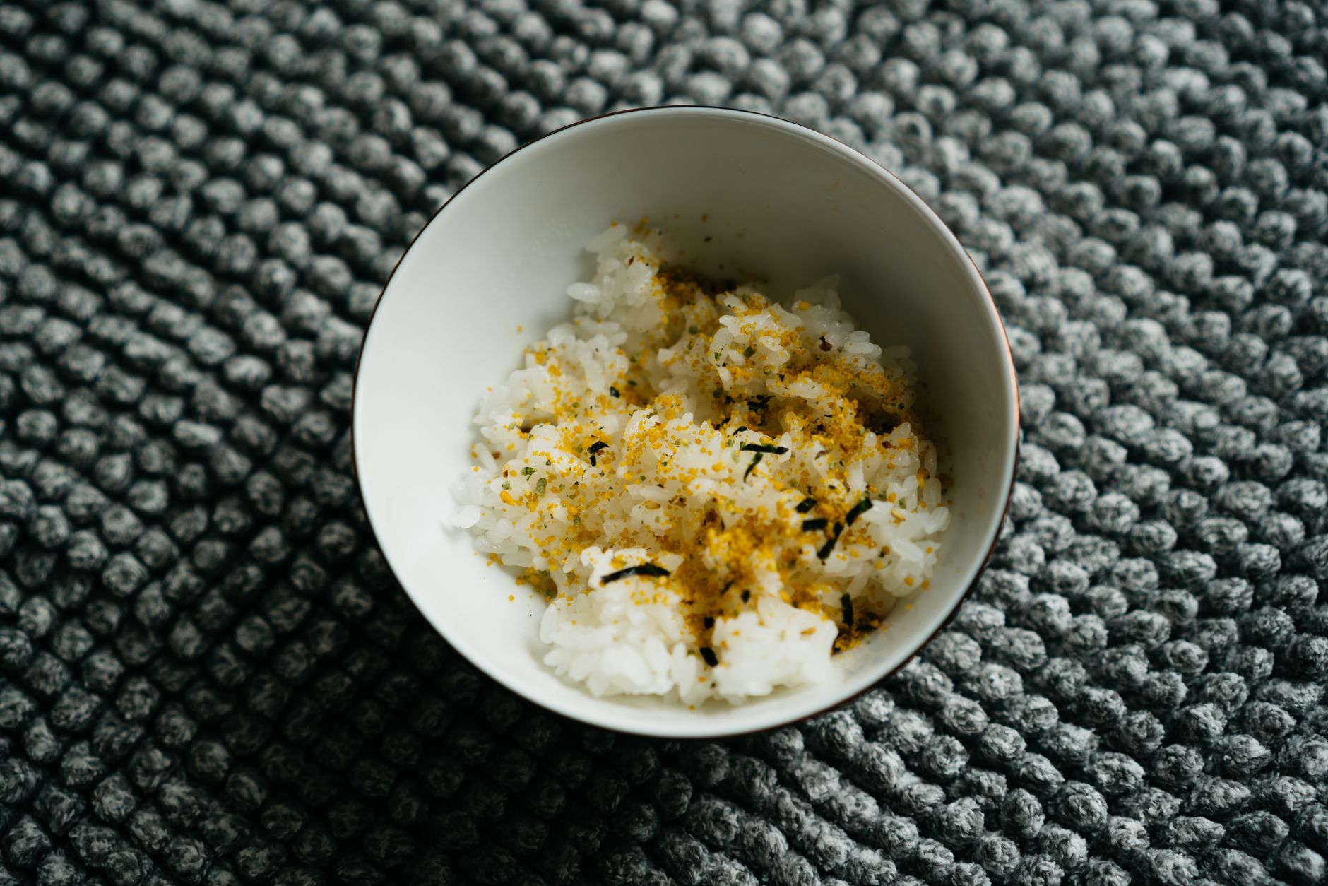 白い茶碗によそったごはん