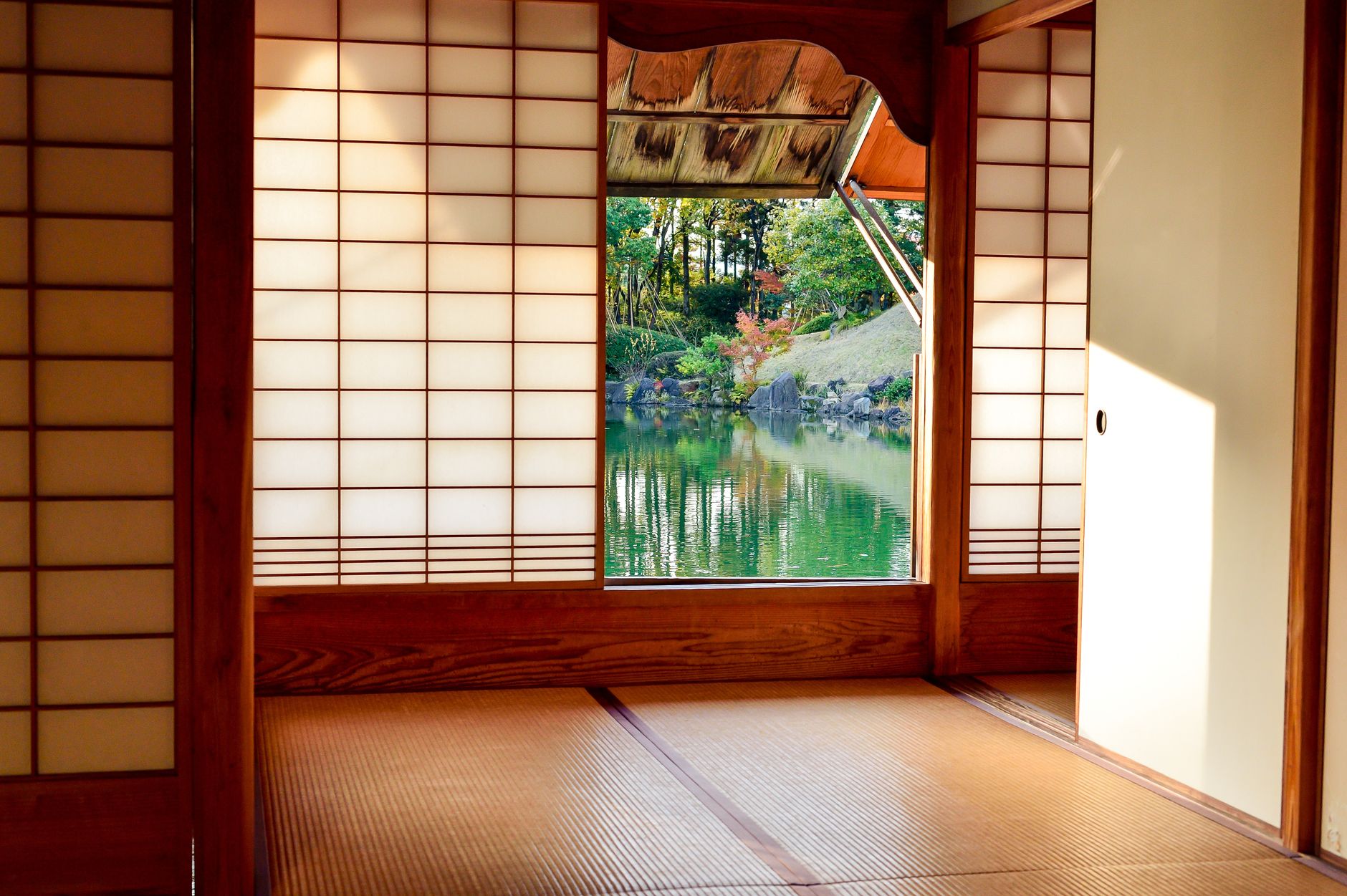 障子と畳の6畳ほどの和室。石油ストーブを置く部屋の広さと構造を確認するイメージ