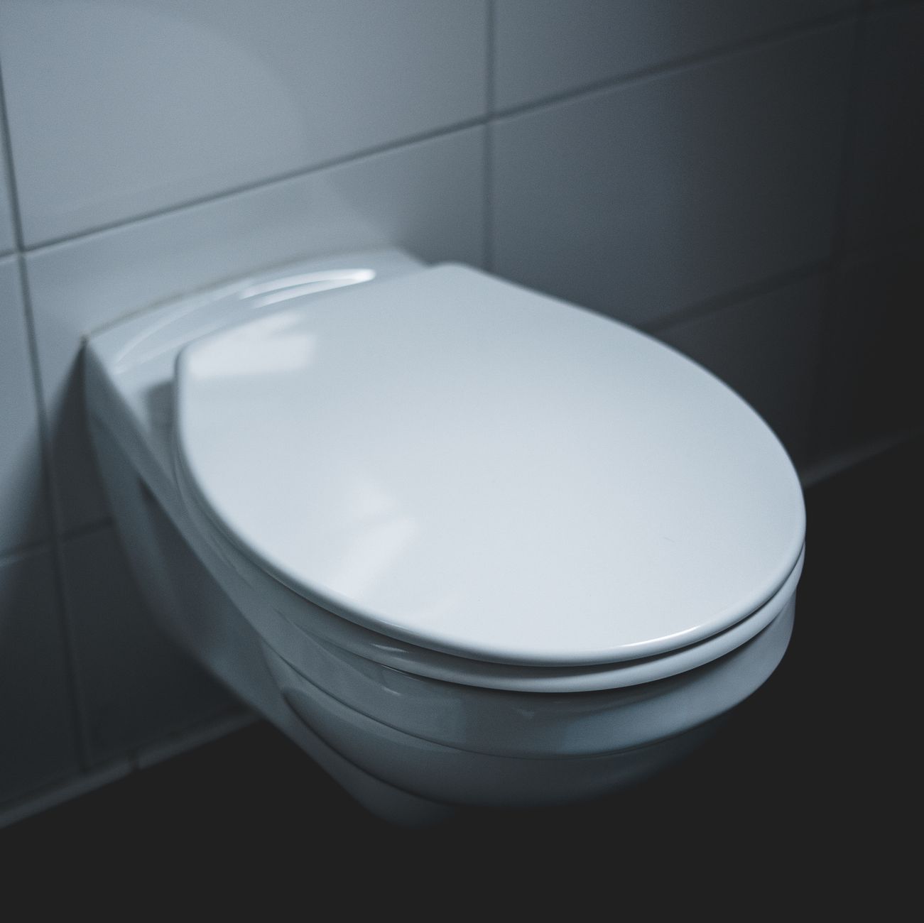 タイル壁に囲まれたトイレの便器まわり