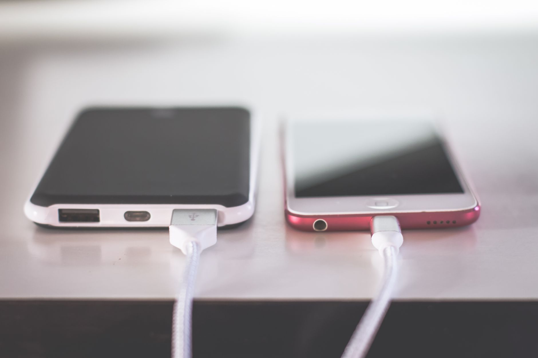 USBケーブルをつないで充電中の機器とモバイルバッテリー