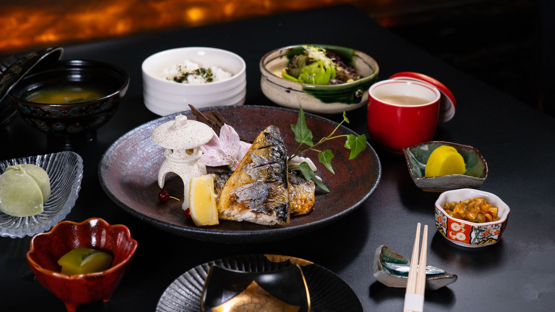 ごはんと焼き魚、みそ汁が並んだ和食の食卓