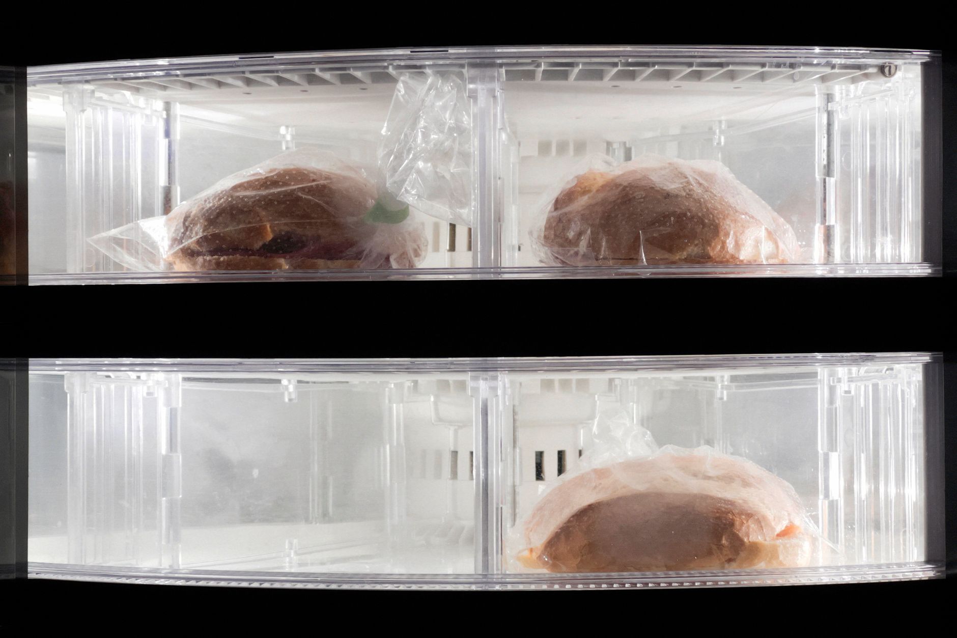 冷凍室の引き出しに、袋に入れた食品が並べて入れられている様子。